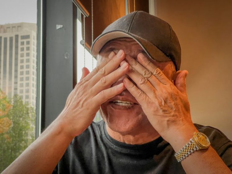 박세준 씨가 가족 이야기를 하다 눈물을 닦고 있다.