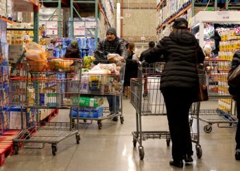 지난 1월 뉴욕시의 한 코스트코에서 회원들이 장을 보는 모습. [로이터]