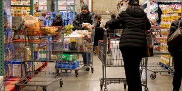 지난 1월 뉴욕시의 한 코스트코에서 회원들이 장을 보는 모습. [로이터]