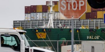 2026년 2월 23일 캘리포니아주 오클랜드 항에서 트럼프 대통령의 관세 부과가 권한 남용이라는 대법원 판결 이후, 컨테이너를 실은 화물선이 정박해 있는 모습. [로이터]