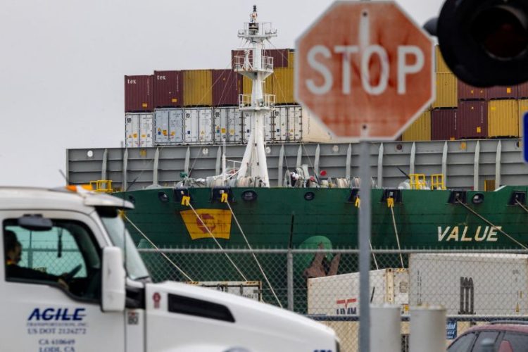 2026년 2월 23일 캘리포니아주 오클랜드 항에서 트럼프 대통령의 관세 부과가 권한 남용이라는 대법원 판결 이후, 컨테이너를 실은 화물선이 정박해 있는 모습. [로이터]