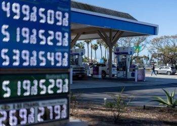 2026년 3월 3일, 캘리포니아주 칼즈배드의 한 주유소 가격 표시판에 휘발유 가격이 표시되어 있다. [로이터]