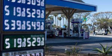 2026년 3월 3일, 캘리포니아주 칼즈배드의 한 주유소 가격 표시판에 휘발유 가격이 표시되어 있다. [로이터]