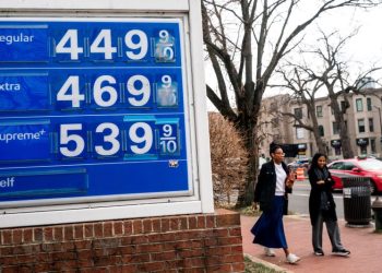 2026년 3월 8일, 워싱턴 D.C. 캐피톨 힐의 한 주유소에 갤러당 가격이 4.49달러로 표시되어 있다. [로이터]