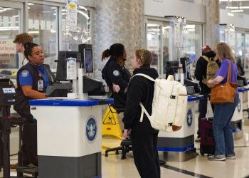 3월 20일, 애틀랜타 하츠필드-잭슨 국제공항에서 승객들이 길게 늘어선 TSA 대기 줄에 기다리는 동안 TSA 요원들이 보안 검사를 수행하고 있다. [로이터]