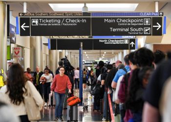 3월 20일, 조지아주 애틀랜타의 하츠필드-잭슨 애틀랜타 국제공항에서 부분적인 연방 정부 셧다운이 지속되는 가운데 승객들이 TSA 보안 검색대 앞 긴 줄에서 대기하고 있다. [로이터]