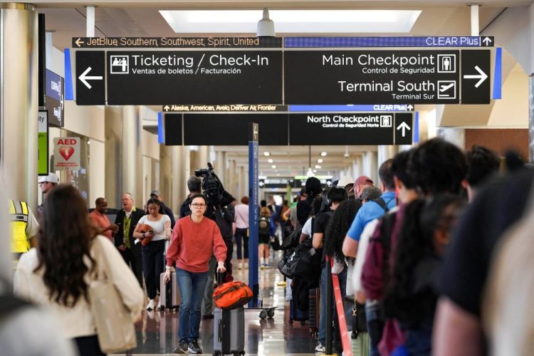 3월 20일, 조지아주 애틀랜타의 하츠필드-잭슨 애틀랜타 국제공항에서 부분적인 연방 정부 셧다운이 지속되는 가운데 승객들이 TSA 보안 검색대 앞 긴 줄에서 대기하고 있다. [로이터]