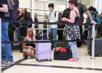 3월 20일 애틀랜타공항에 긴 보안대기줄에 지친 여행객들이 주저앉았다. [로이터]