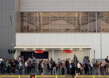 23일 오전 애틀랜타 하츠필드-잭슨 국제공항에서 보안검색을 위해 탑승객들이 터미널 밖 인도까지 줄서서 기다리고 있다. [로이터]