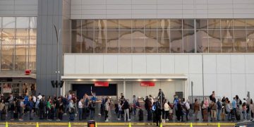 23일 오전 애틀랜타 하츠필드-잭슨 국제공항에서 보안검색을 위해 탑승객들이 터미널 밖 인도까지 줄서서 기다리고 있다. [로이터]