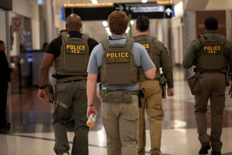 3월 24일 애틀랜타공항에 파견된 ICE 요원들. [로이터]