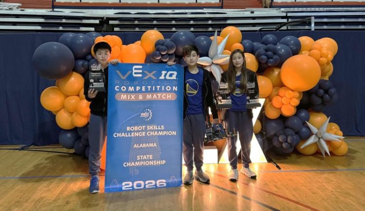 팀 워리어스가 대회에서 받은 상을 들고 기념사진을 찍었다.