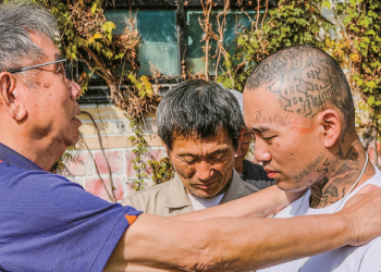 세계십자가선교회 안일권 목사가 경기도 여주의 추방자 지원 셜터에서 논산훈련소로 떠나는 K.Y에게 기도를 해주고 있다.