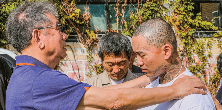 세계십자가선교회 안일권 목사가 경기도 여주의 추방자 지원 셜터에서 논산훈련소로 떠나는 K.Y에게 기도를 해주고 있다.