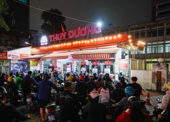 지난 9일(현지시간) 베트남 수도 하노이의 한 주유소에서 기름을 구하려는 오토바이들이 장사진을 이룬 모습.[EPA 연합뉴스]