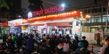 지난 9일(현지시간) 베트남 수도 하노이의 한 주유소에서 기름을 구하려는 오토바이들이 장사진을 이룬 모습.[EPA 연합뉴스]