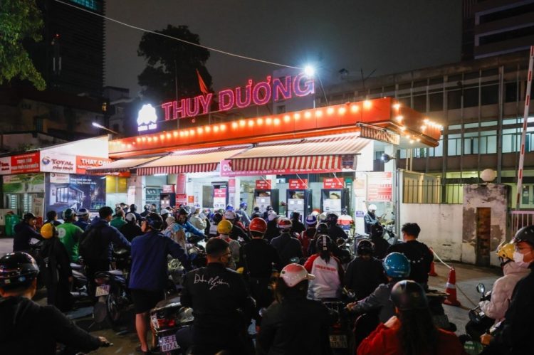 지난 9일(현지시간) 베트남 수도 하노이의 한 주유소에서 기름을 구하려는 오토바이들이 장사진을 이룬 모습.[EPA 연합뉴스]