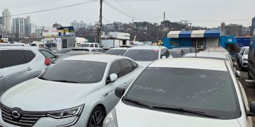 지난 11일 인천 연수구 중고차 수출단지에 수출을 기다리는 차량이 늘어선 모습. 판매가 확정된 차량엔 'Sold(판매된)'라고 표시돼 있다. 오삼권 기자