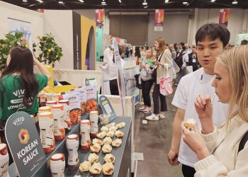 2024년 미국 캘리포니아주 애너하임에서 열린 '국제 자연식품 박람회'에서 한 외국인이 동원홈푸드의 비비드키친 소스를 시식하고 있다. 사진 동원홈푸드