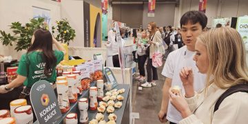 2024년 미국 캘리포니아주 애너하임에서 열린 '국제 자연식품 박람회'에서 한 외국인이 동원홈푸드의 비비드키친 소스를 시식하고 있다. 사진 동원홈푸드