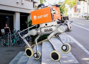 리버가 스위스 취리히에서 배달 플랫폼 저스트잇에서 주문받은 음식을 배달하는 모습. 사진 리버