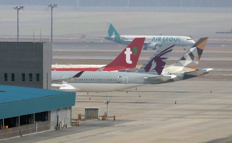 미국과 이스라엘의 이란 공습과 이에 맞선 이란의 보복으로 중동 하늘길이 사실상 마비된 가운데 5일 인천국제공항에 카타르 항공 여객기가 계류돼 있다. 뉴스1