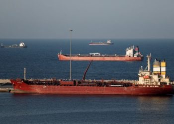 오만에 발이 묶여 있는 유조선들. [로이터]