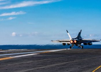 미 항공모함에서 출격하는 함재기 [미 중부사령부 제공]