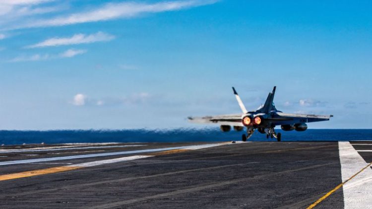 미 항공모함에서 출격하는 함재기 [미 중부사령부 제공]