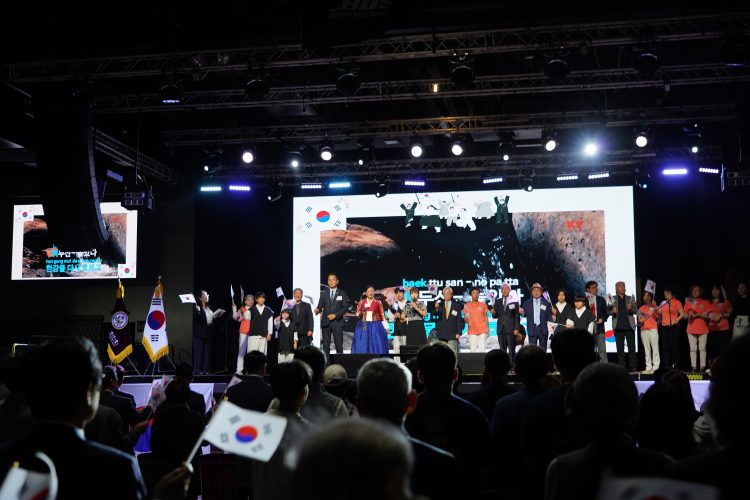 지난 1일 조지아주 둘루스 콜로세움에서 열린 애틀랜타 한인회 주최 3·1절 기념식. 가운데 한복을 입은 사람이 손하나 고려사람 인 아메리카 대표다. 장채원 기자