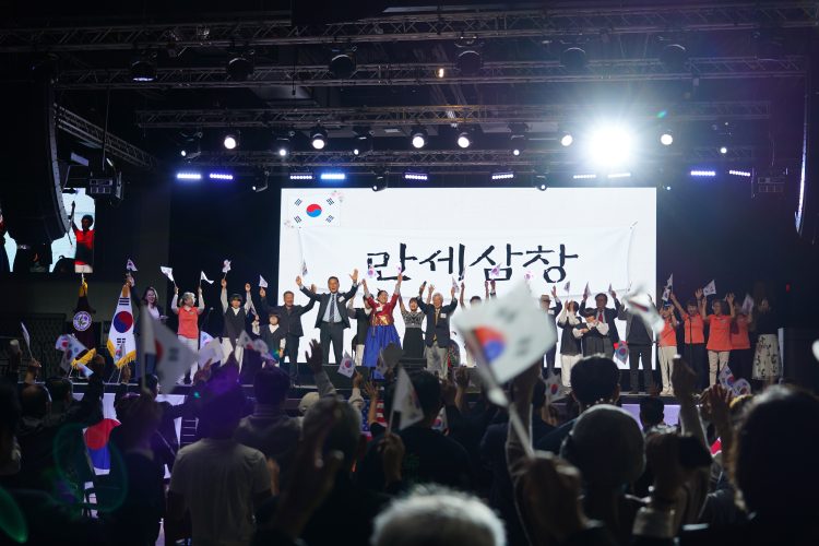 1일 조중식 호프웰 인터내셔널 회장의 선창에 따라 기념식 참석자들이 만세삼창을 하고 있다. 장채원 기자