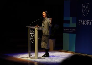 에모리대 리처드 엘먼 연례 현대문학 주간을 맞아 첫 아시아계 미국인 연사로 강단에 오른 이민진 작가. 장채원 기자