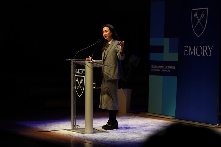 에모리대 리처드 엘먼 연례 현대문학 주간을 맞아 첫 아시아계 미국인 연사로 강단에 오른 이민진 작가. 장채원 기자