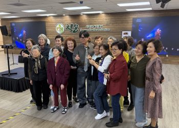 지난 3일 청솔 시니어센터에서 팬들을 만난 가수 변진섭.