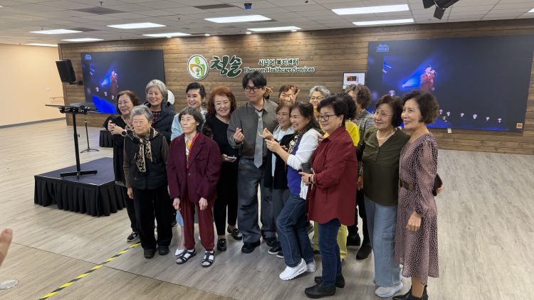 지난 3일 청솔 시니어센터에서 팬들을 만난 가수 변진섭.