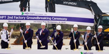 6일 HPT 몽고메리 제2공장 기공식에서 참석자들이 시삽을 하고 있다.  