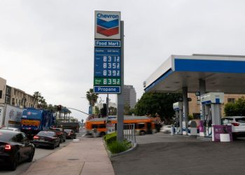 캘리포니아주 로스앤젤레스 다운타운의 한 주유소가 갤런당 8불대의 자동차 개스 가격을 게시하고 있다. 18일 오후 메트로 애틀랜타 지역의 개스 가격은 레귤러 기준 갤런당 3.77달러를 기록했다. [로이터]