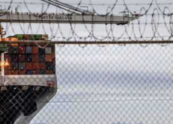 컨테이너를 실은 화물선이 지난달 24일 캘리포니아주 오클랜드 항구에 정박해 있다. [로이터]