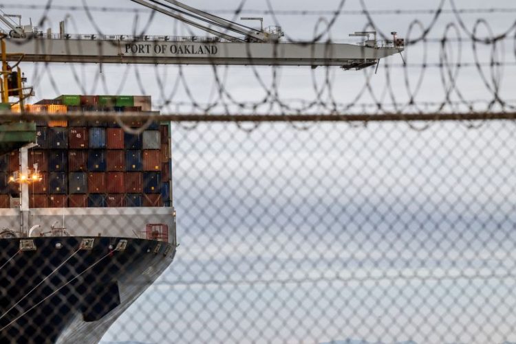 컨테이너를 실은 화물선이 지난달 24일 캘리포니아주 오클랜드 항구에 정박해 있다. [로이터]