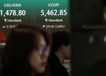 4일 중구 하나은행 본점 딜링룸 전광판에 실시간 코스피와 원/달러 환율이 표시돼 있다. [연합뉴스 사진]