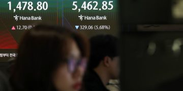 4일 중구 하나은행 본점 딜링룸 전광판에 실시간 코스피와 원/달러 환율이 표시돼 있다. [연합뉴스 사진]