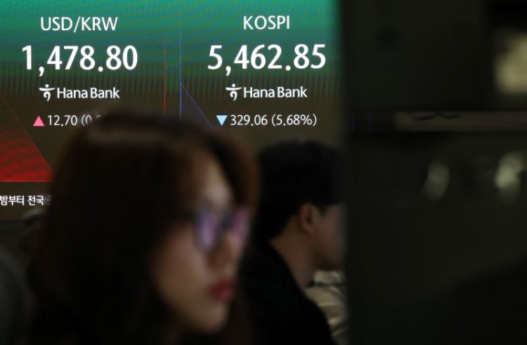 4일 중구 하나은행 본점 딜링룸 전광판에 실시간 코스피와 원/달러 환율이 표시돼 있다. [연합뉴스 사진]