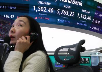 이란 전쟁 격화에 유가 급등, 달러 강세가 지속되는 가운데 19일 서울 중구 하나은행 딜링룸 현황판에 금융위기 이후 최고 수준으로 치솟은 원/달러 환율과 코스피 지수가 표시되고 있다. [연합뉴스 사진]