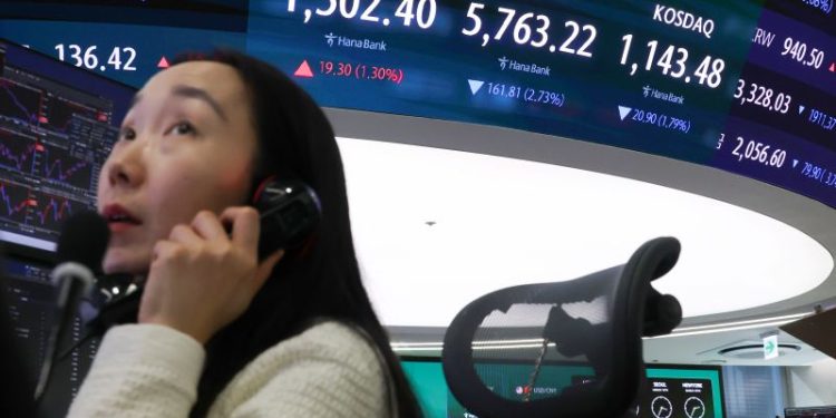 이란 전쟁 격화에 유가 급등, 달러 강세가 지속되는 가운데 19일 서울 중구 하나은행 딜링룸 현황판에 금융위기 이후 최고 수준으로 치솟은 원/달러 환율과 코스피 지수가 표시되고 있다. [연합뉴스 사진]