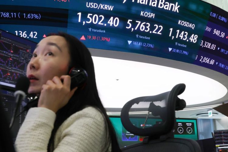 이란 전쟁 격화에 유가 급등, 달러 강세가 지속되는 가운데 19일 서울 중구 하나은행 딜링룸 현황판에 금융위기 이후 최고 수준으로 치솟은 원/달러 환율과 코스피 지수가 표시되고 있다. [연합뉴스 사진]