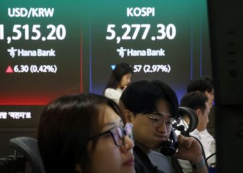 30일 서울 중구 하나은행 본점 딜링룸 전광판에 코스피 종가와 원/달러 환율이 표시돼 있다. [연합뉴스 사진]