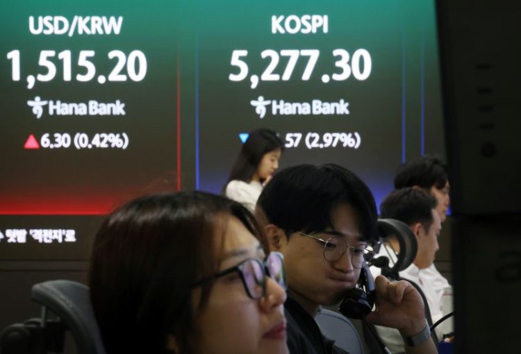 30일 서울 중구 하나은행 본점 딜링룸 전광판에 코스피 종가와 원/달러 환율이 표시돼 있다. [연합뉴스 사진]