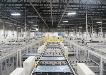 한화큐셀의 태양광 패널 생산라인. [로이터]