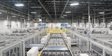 한화큐셀의 태양광 패널 생산라인. [로이터]