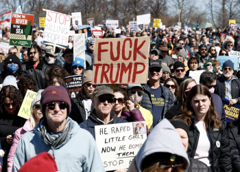 28일(현지시간) 미국 시카고 그랜트 파크에서 열린 '왕은 없다(No Kings)' 전국 시위의 날 시위 참가자들이 행진하고 있다. AFP=연합뉴스